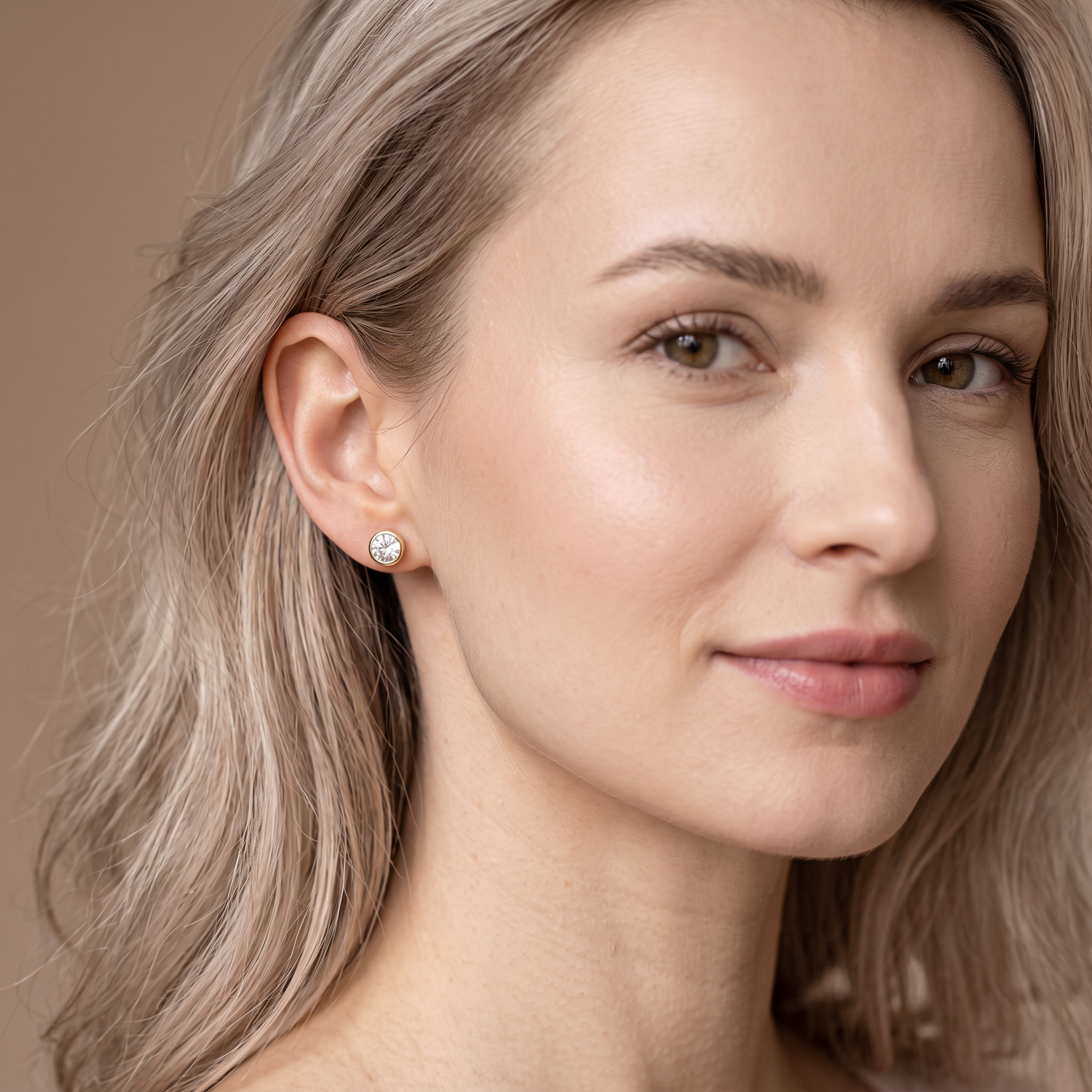 Modelka w złotych kolczykach okrągłe z cyrkonią